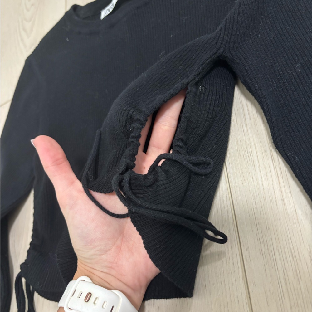 Black Long Sleeve Crop Top - Picture 2 of 3